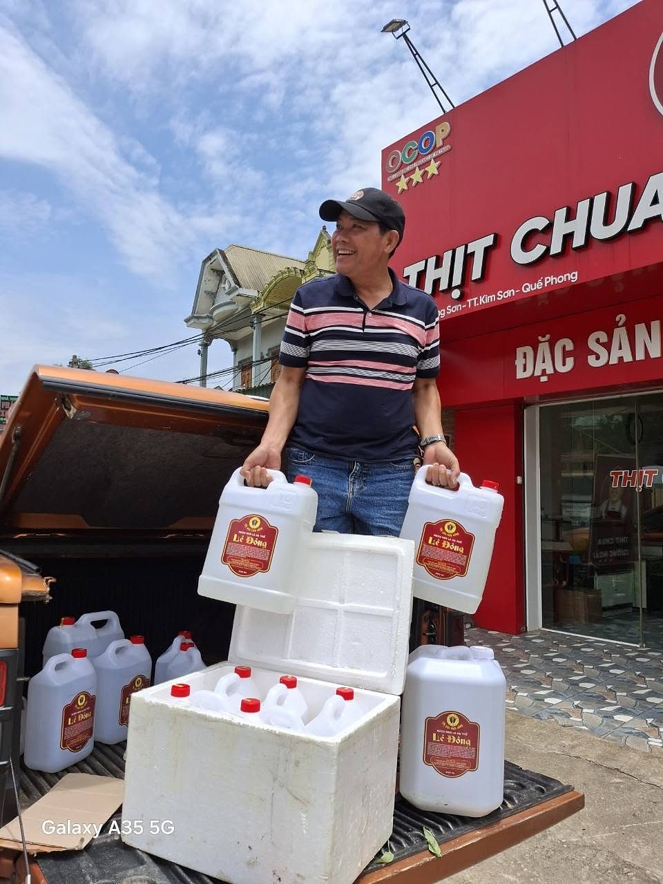Đóng thùng xốp giữ lạnh gửi thịt chua đi xa