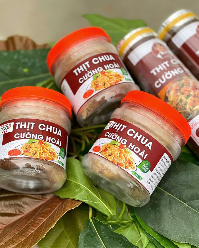 Hũ thịt chua Cường Hoài bên lá rừng