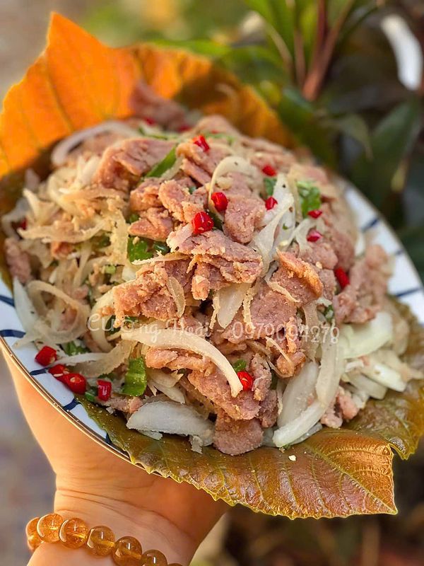 Đĩa thịt chua trộn hành tây, lá chanh, ớt