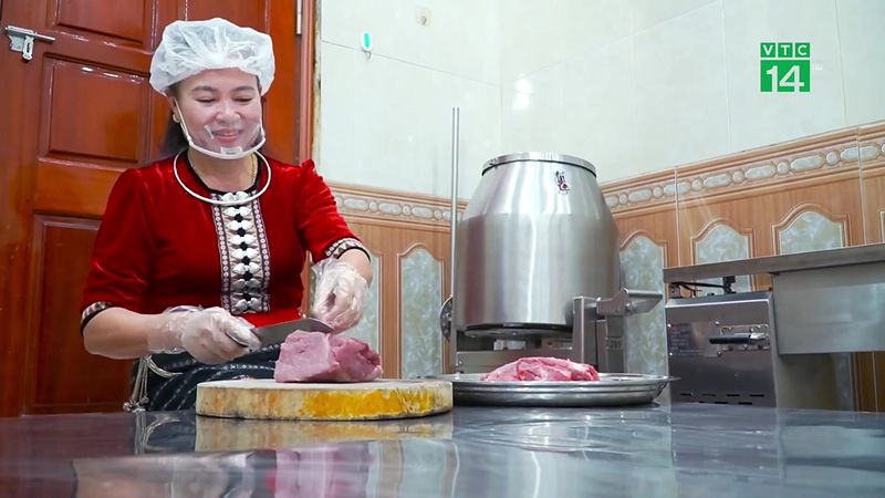 Cắt thịt tại xưởng Cường Hoài