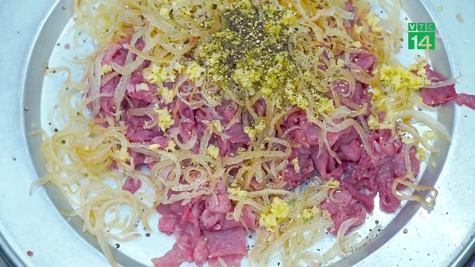 Thịt, bì sợi, tỏi và tiêu trước khi trộn – Thịt Chua Cường Hoài
